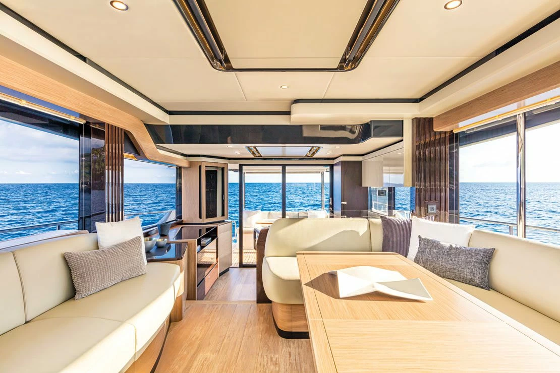 16米的雅舶仕（Absolute）Navetta52飞桥游艇沙龙