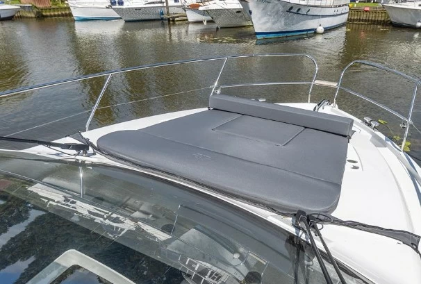 10米的西莱（Sealine）C335二手游艇价格40万英镑