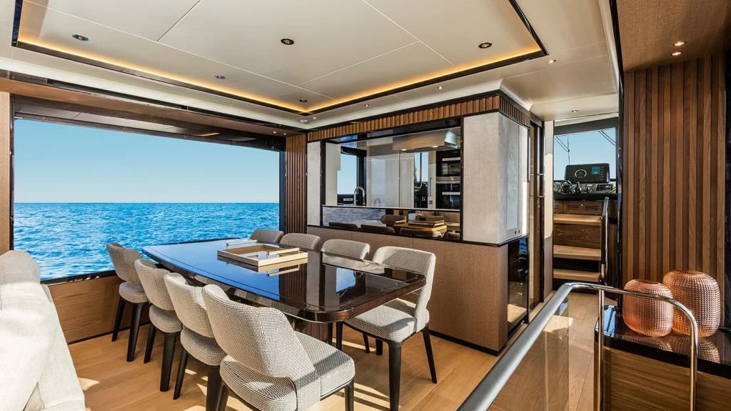 22米的雅舶仕（Absolute）Navetta75游艇餐厅