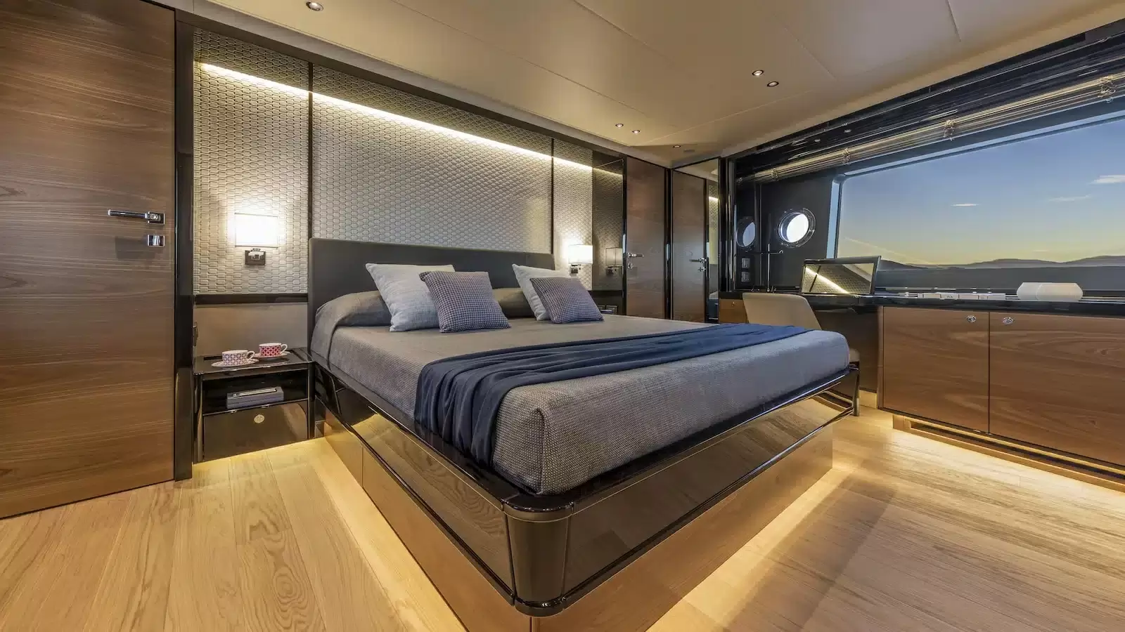 22米的雅舶仕（Absolute）Navetta75游艇主卧