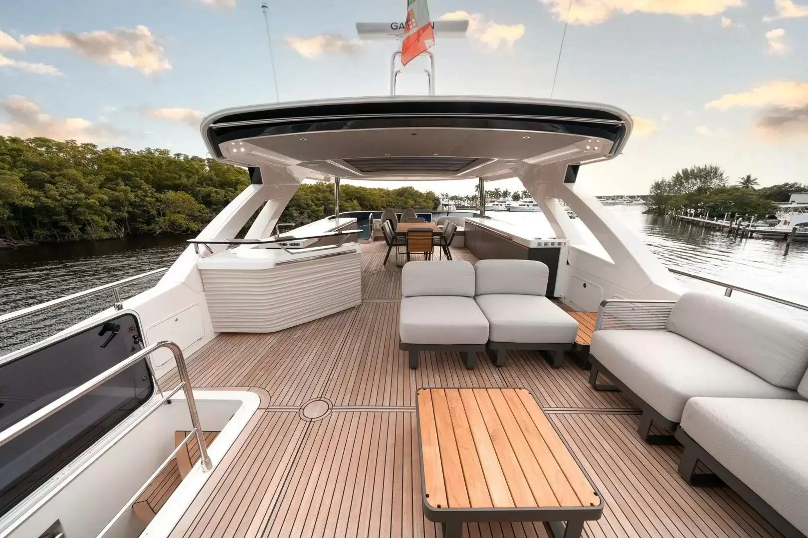 22米的雅舶仕（Absolute）Navetta75游艇飞桥区