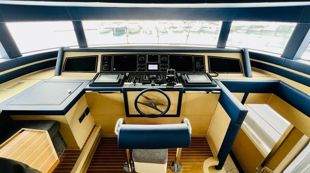 28米的贝尼蒂(Benetti)Delfino93私人游艇中控台