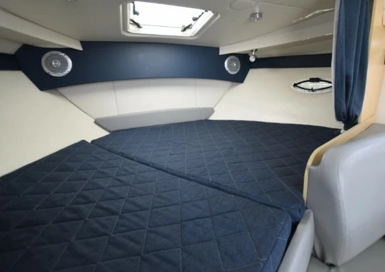 9米贝琳娜(Bayliner)315二手运动游艇主卧