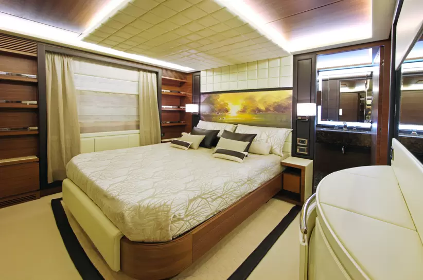 28米的贝尼蒂(Benetti)Delfino93私人游艇主卧