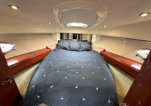13米的菲尔兰(Fairline)Phantom42二手游艇主卧