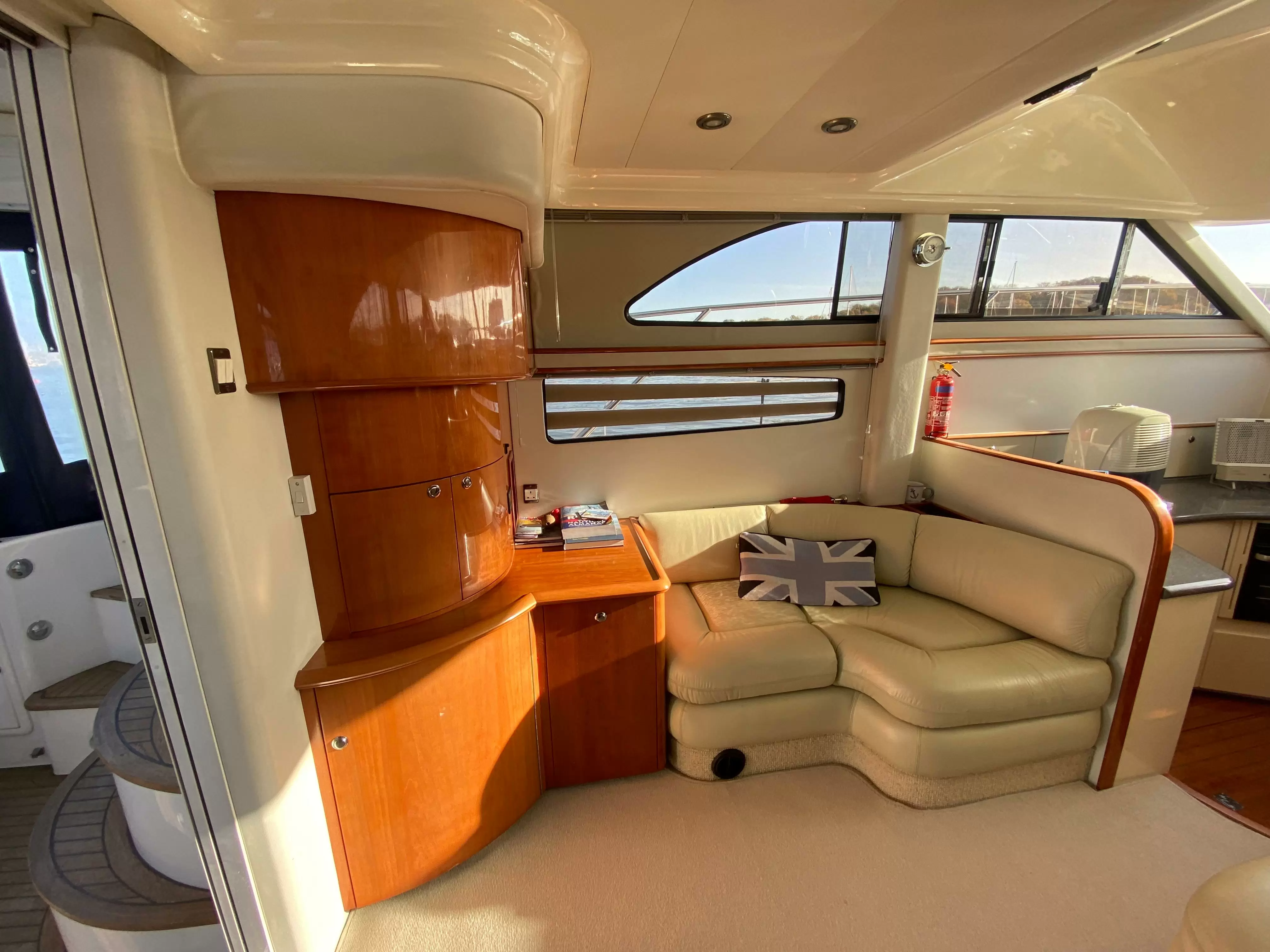 13米的菲尔兰(Fairline)Phantom42二手游艇沙发