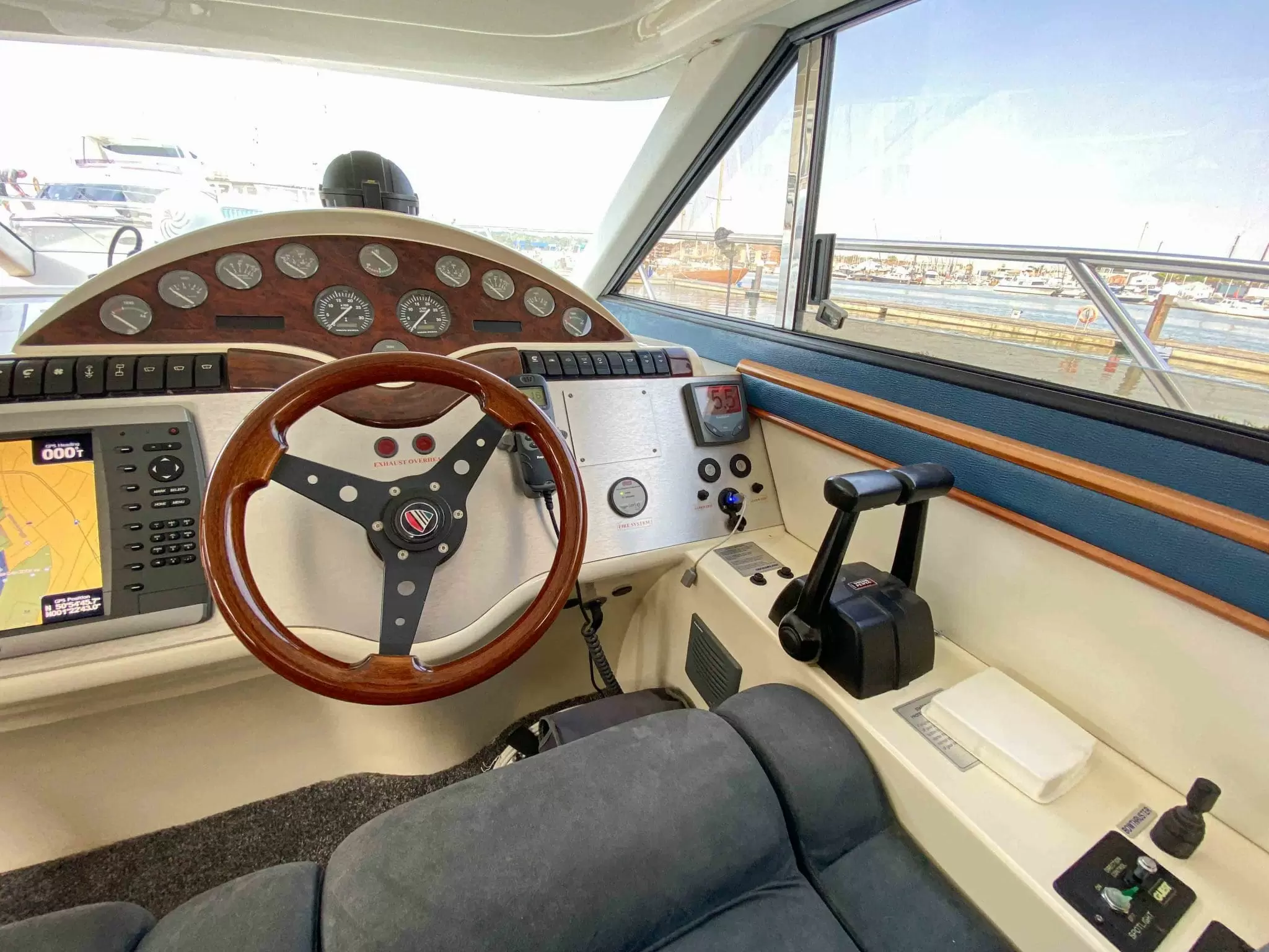 13米的菲尔兰(Fairline)Phantom42二手游艇中控