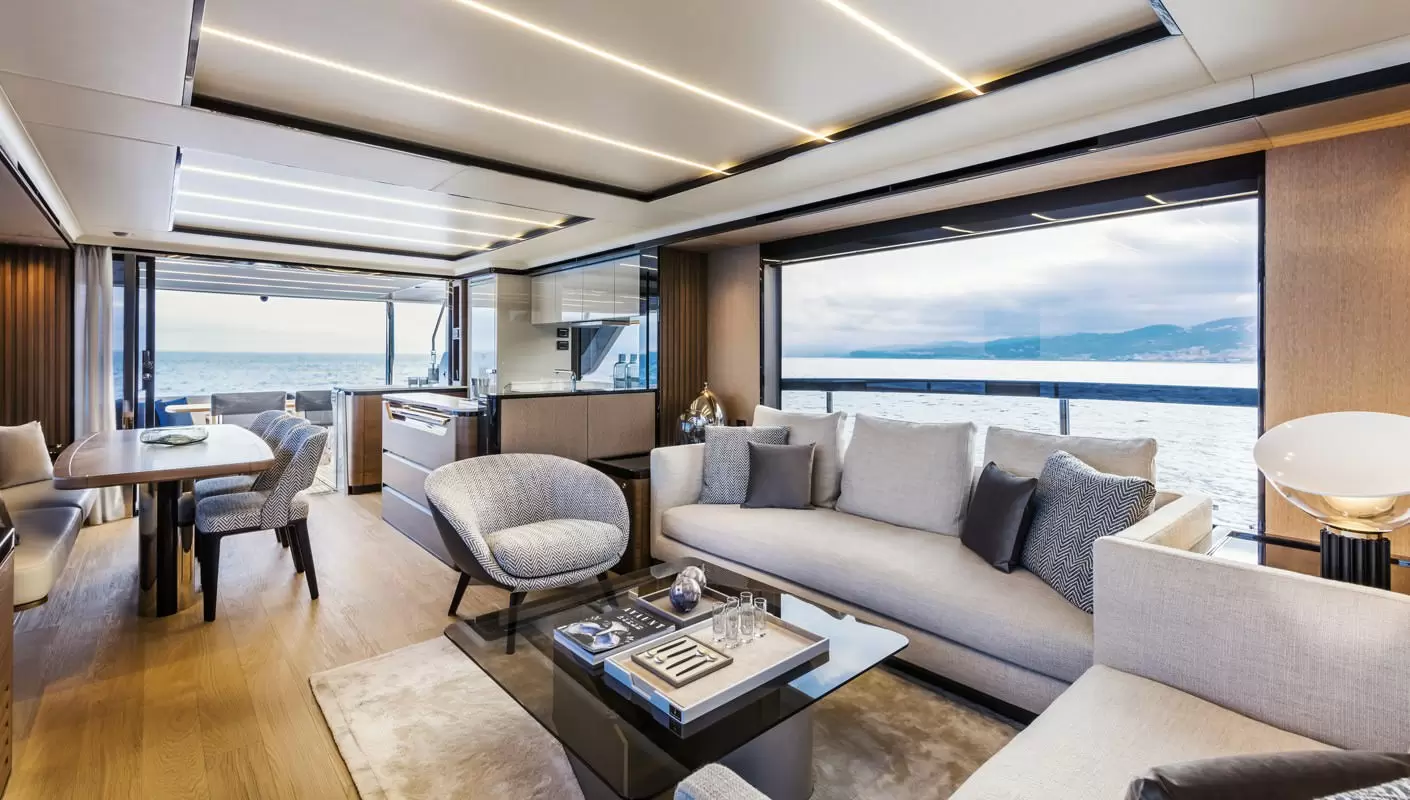 雅舶仕（Absolute）Navetta68飞桥游艇主沙龙