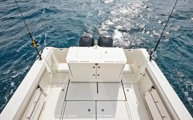 8米的Quicksilver 905Pilothouse钓鱼艇船尾