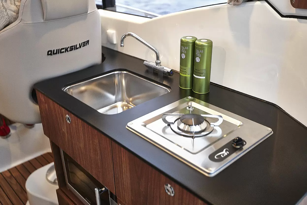 8米的Quicksilver 905Pilothouse钓鱼艇厨房