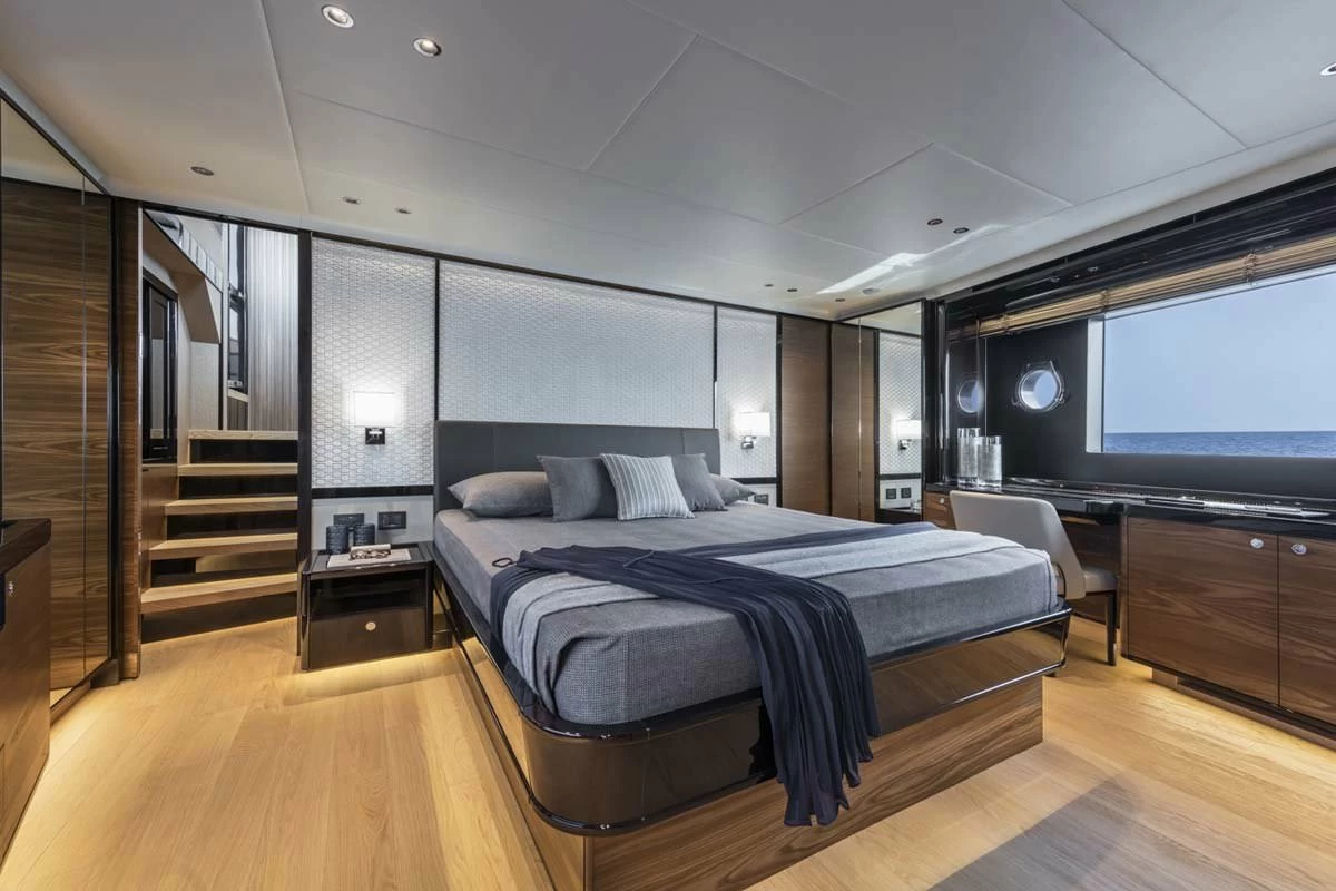 雅舶仕（Absolute）Navetta68飞桥游艇主卧