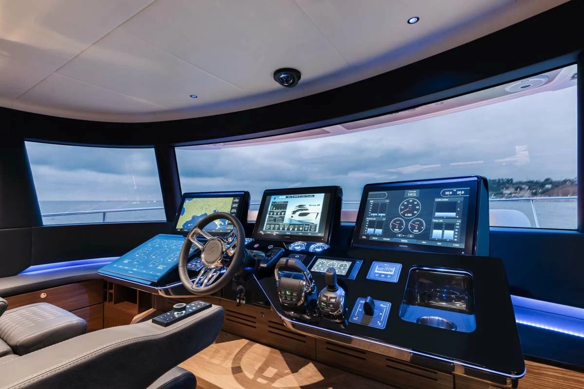 雅舶仕（Absolute）Navetta68飞桥游艇中控