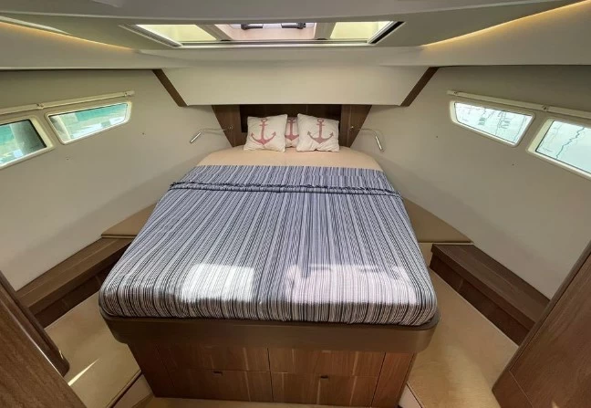 10米西莱(Sealine)C330游艇厨房主卧