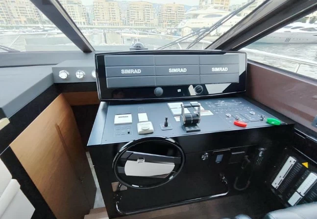 20米的法拉帝（Ferretti）670二手游艇中控
