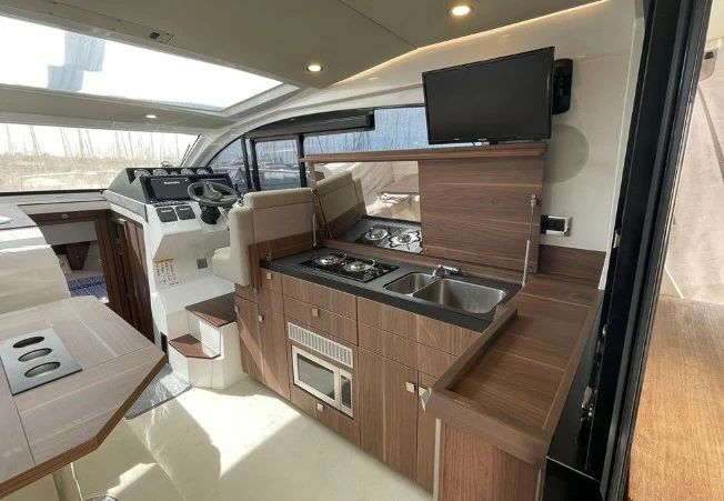 10米西莱(Sealine)C330游艇厨房