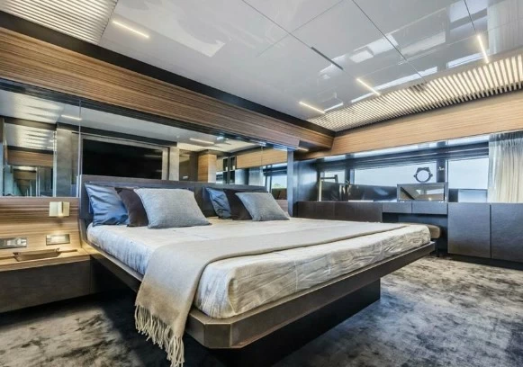 28米的法拉帝(Ferretti)920二手飞桥游艇主卧