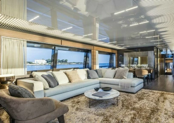 28米的法拉帝(Ferretti)920二手飞桥游艇沙龙