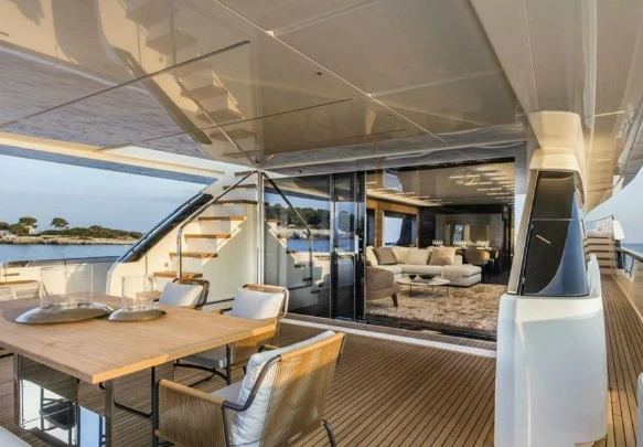 28米的法拉帝(Ferretti)920二手飞桥游艇价格539万元