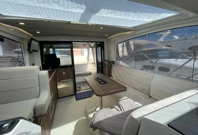 10米西莱(Sealine)C330游艇沙龙