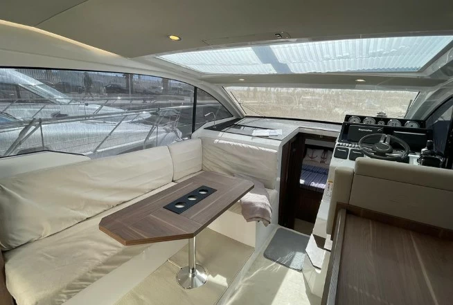 10米西莱(Sealine)C330游艇价格25万欧元