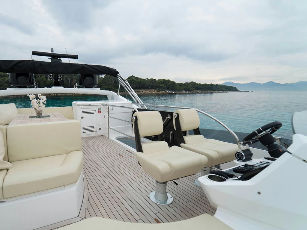 21米圣汐（Sunseeker）68豪华运动游艇中控