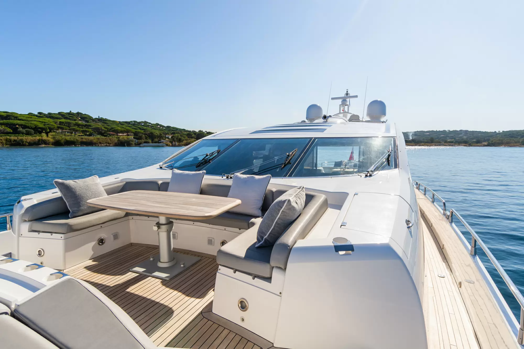 26米的圣汐(Sunseeker)Predator84飞桥游艇价格6000万元