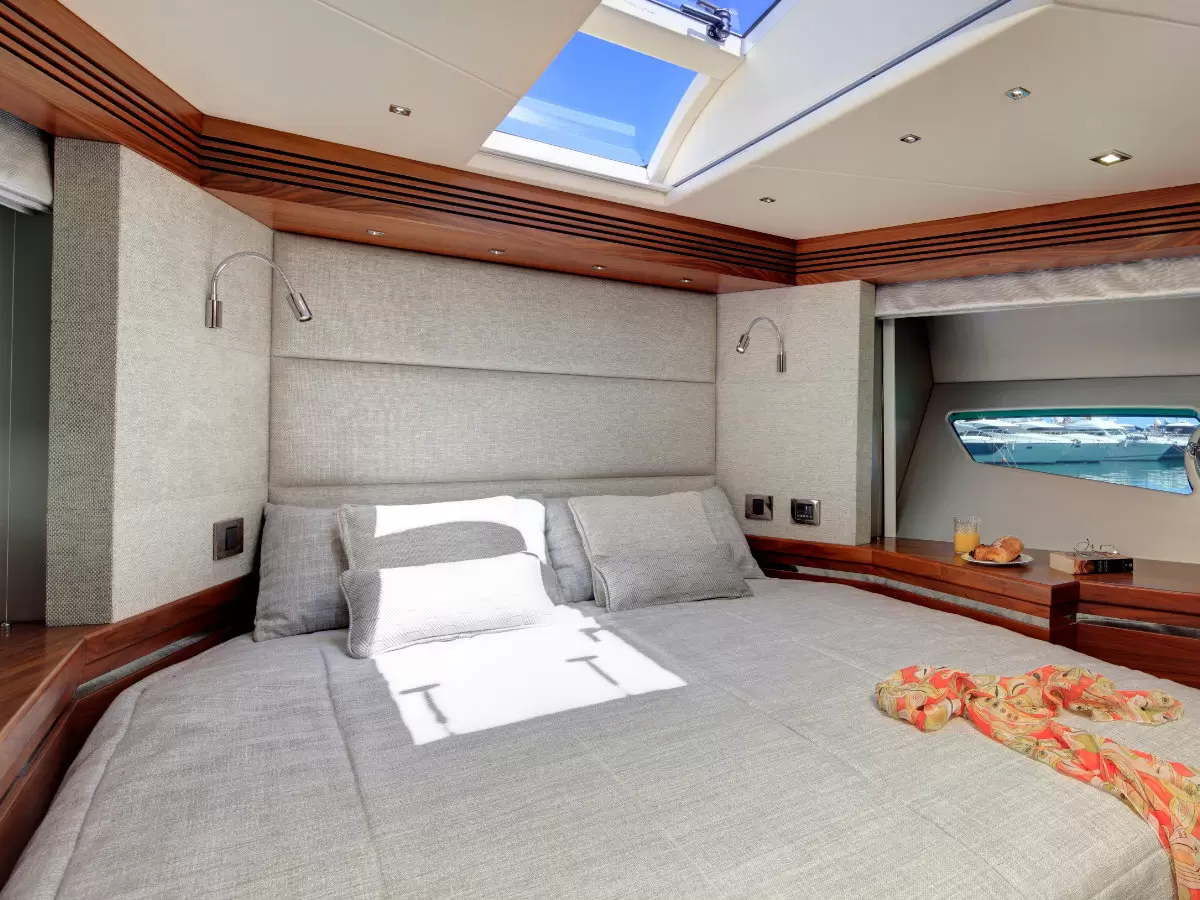 21米圣汐（Sunseeker）68豪华运动游艇主卧