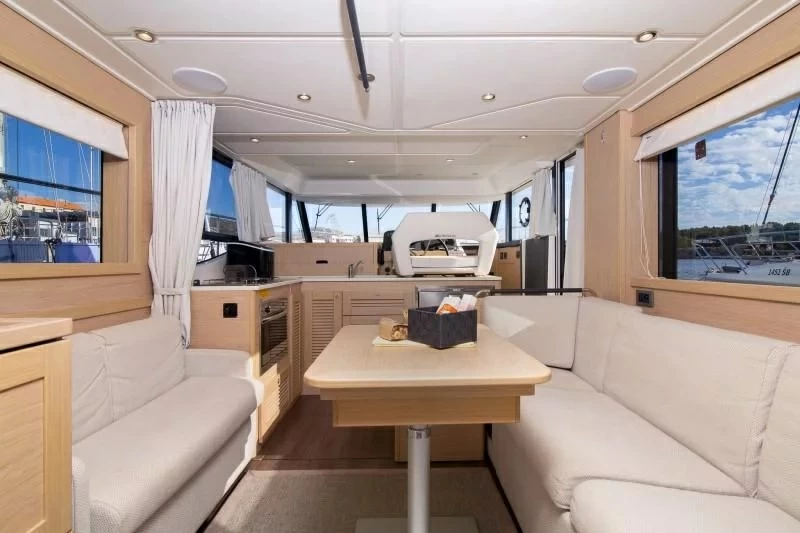 14米的博纳多（Beneteau）思乐47飞桥游艇沙龙