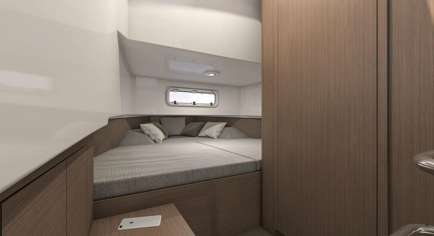 9米博纳多（Beneteau）飞扬9空间甲板型快艇主卧