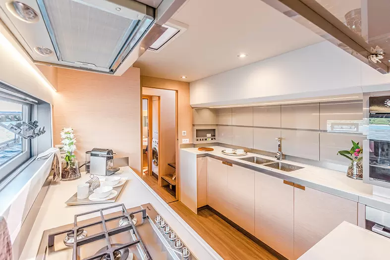 20米的枫丹白露(Fountaine Pajot)Alegria67双体帆船厨房