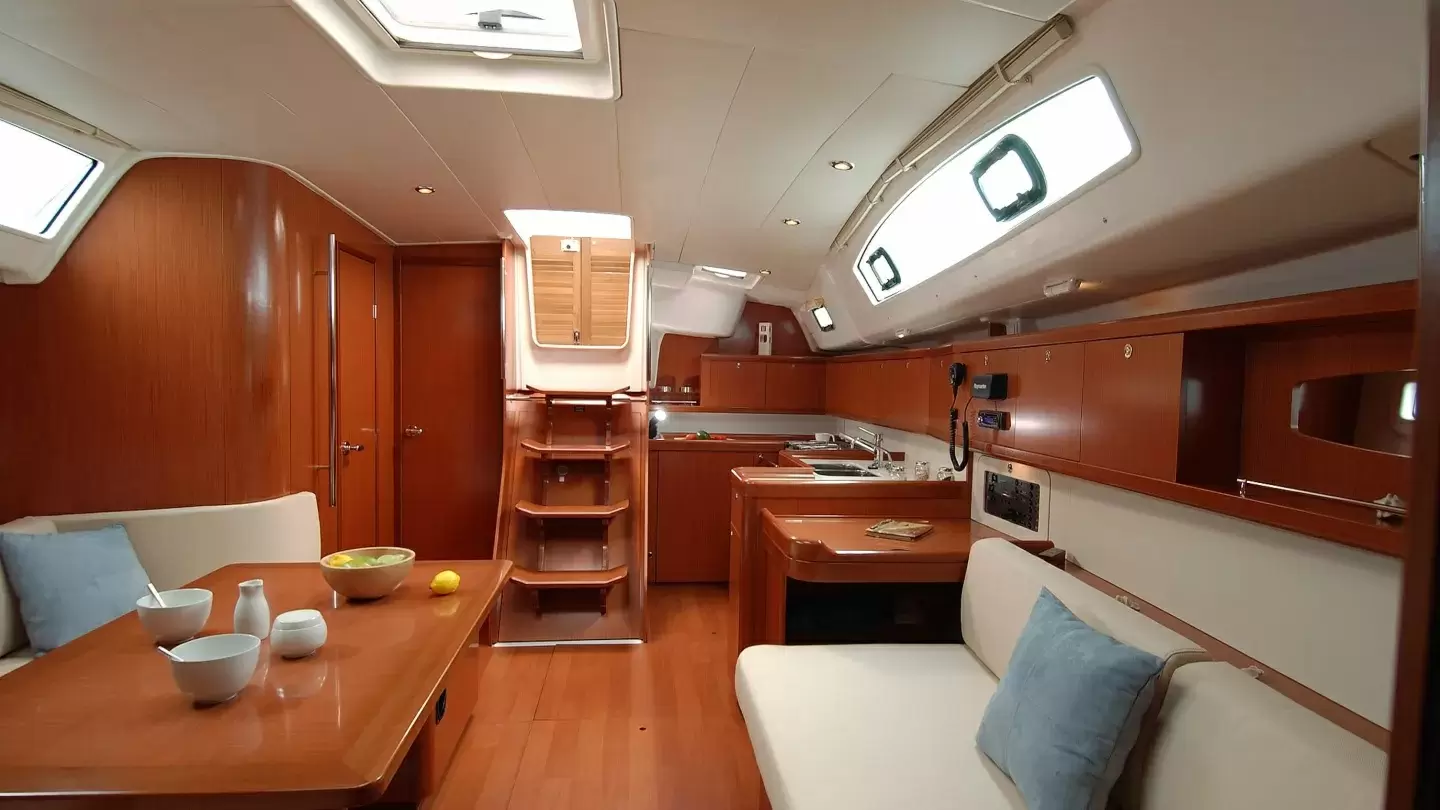 13米的博纳多（Beneteau）遨享仕43帆船游艇休息区