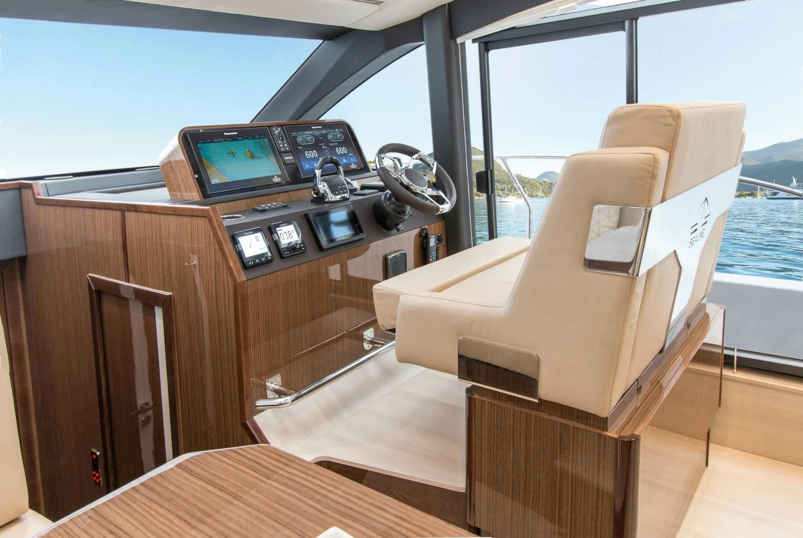 13米西莱(Sealine)F430飞桥游艇中控