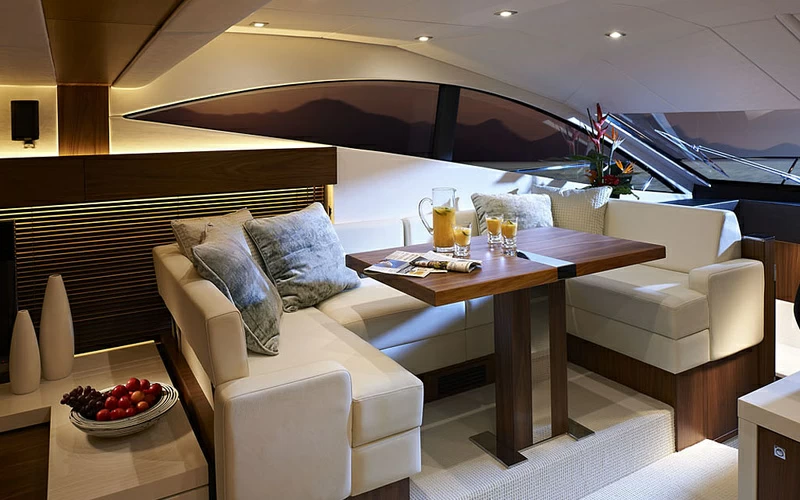 15米圣汐(Sunseeker)Manhattan53游艇沙龙区