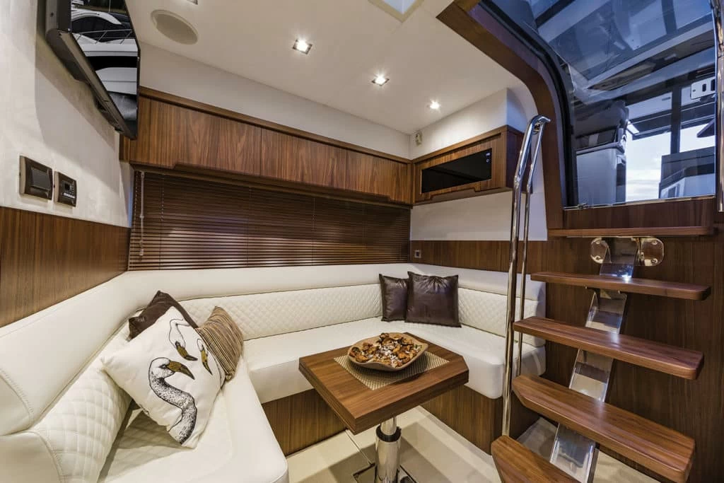 13米的卡帝尔（Galeon）485HTS巡洋艇沙发