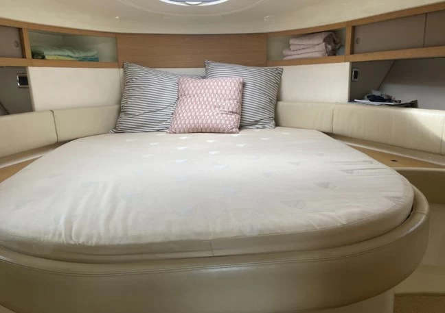 12米的菲尔兰（Fairline）Targa38二手游艇沙发卧室