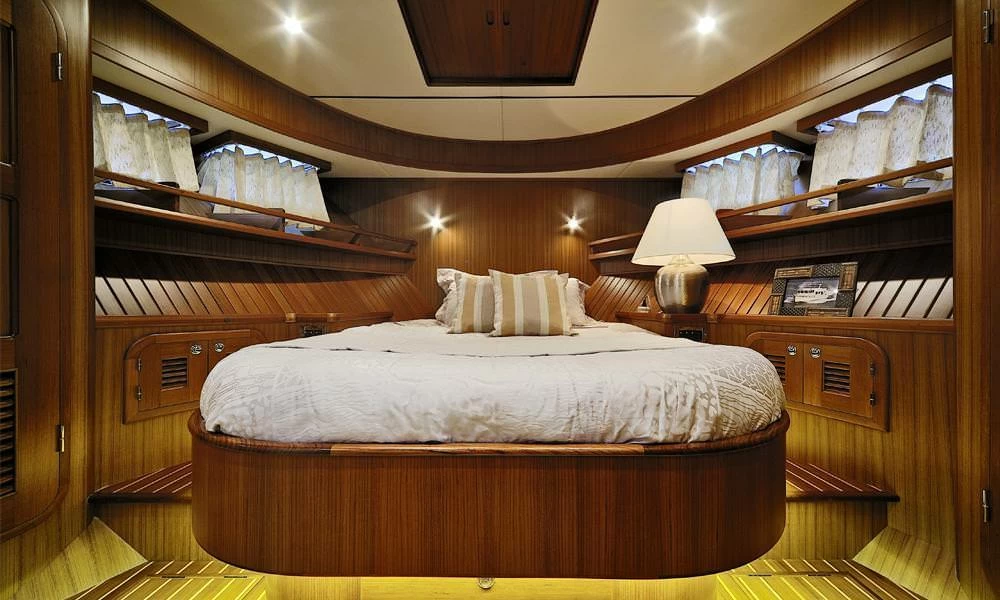 14米爱莱格（Allegro）TEU48中型游艇主卧