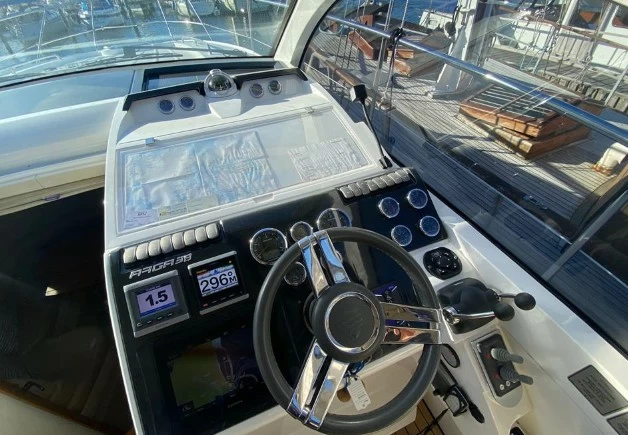 12米的菲尔兰（Fairline）Targa38二手游艇价格18万欧元