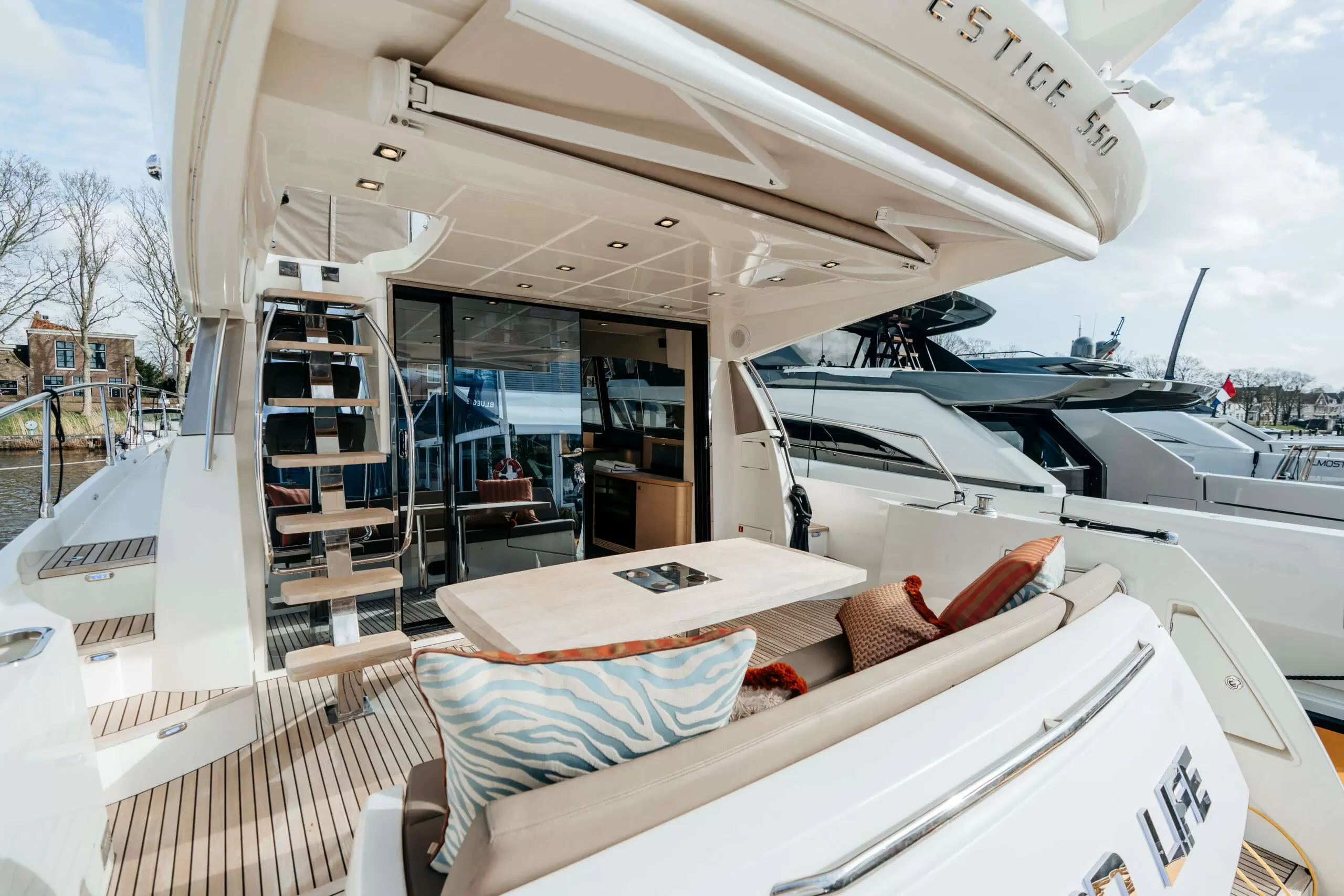 18米沛海驰（Prestige）550飞桥游艇价格800万起