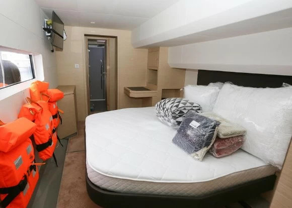13米枫丹白露（Fountaine Pajot）MY44二手双体游艇主卧