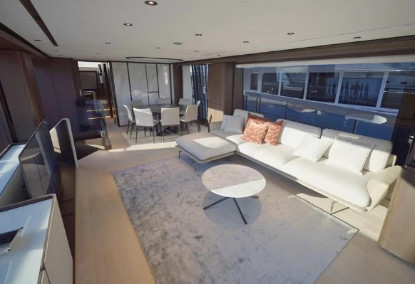 27米法拉帝（Ferretti）860二手游艇主沙龙