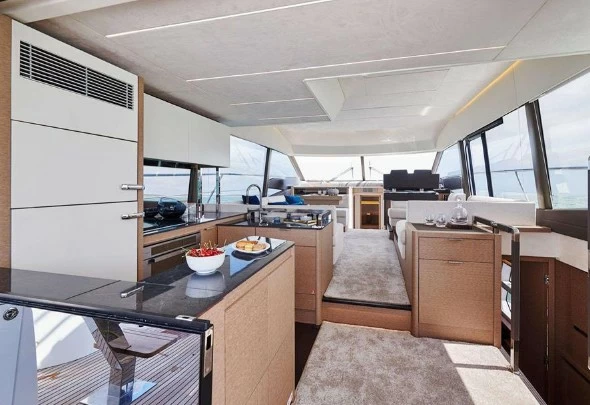 18米沛海驰(Prestige)590二手游艇甲板室环境