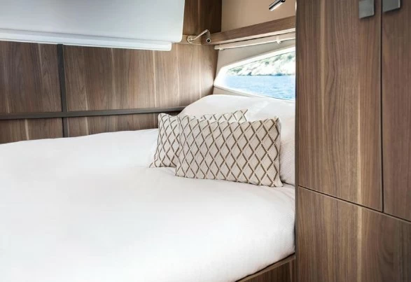 10米西莱（Sealine）S330游艇主卧