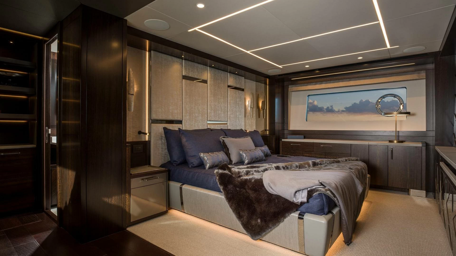 26米圣汐(Sunseeker)88豪华飞桥游艇主卧