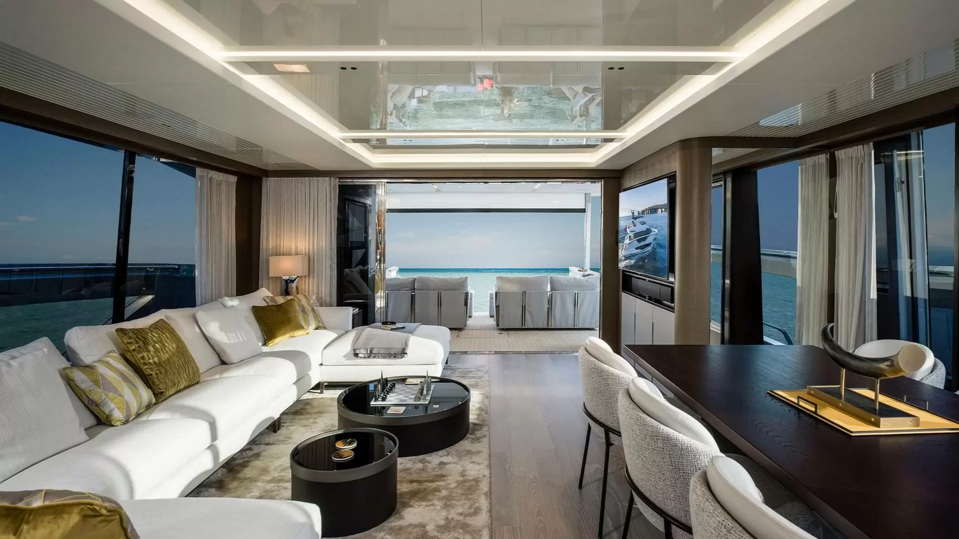 27米的圣汐(Sunseeker)90Ocean飞桥游艇主沙龙