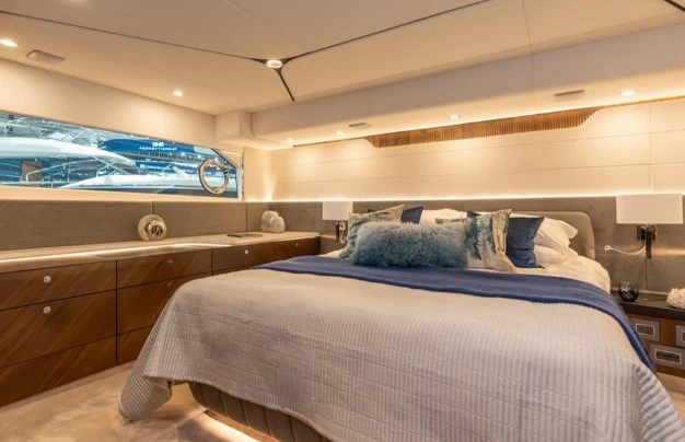18米的菲尔兰（Fairline）Squadron58二手游艇主卧