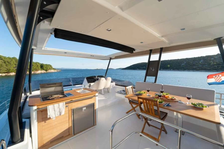 14米枫丹白露(Fountaine Pajot)MY6双体游艇飞桥