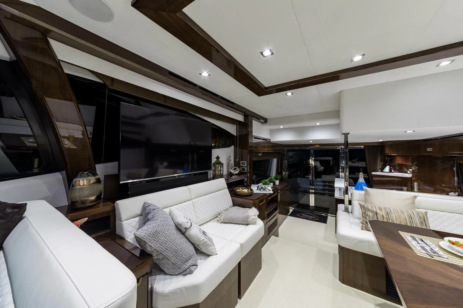 17米卡帝尔(Galeon)550Fly游艇沙龙