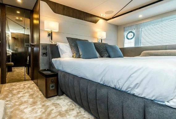20米菲尔兰（Fairline）Phantom65二手游艇主卧