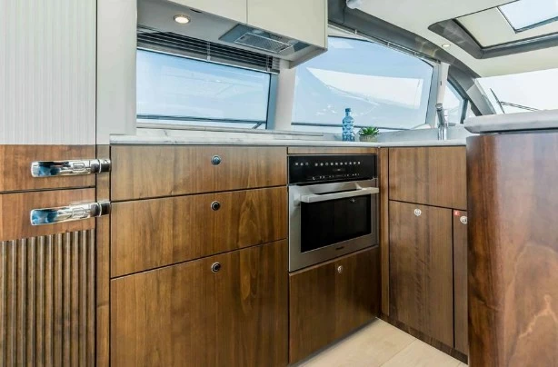 20米菲尔兰（Fairline）Phantom65二手游艇厨房