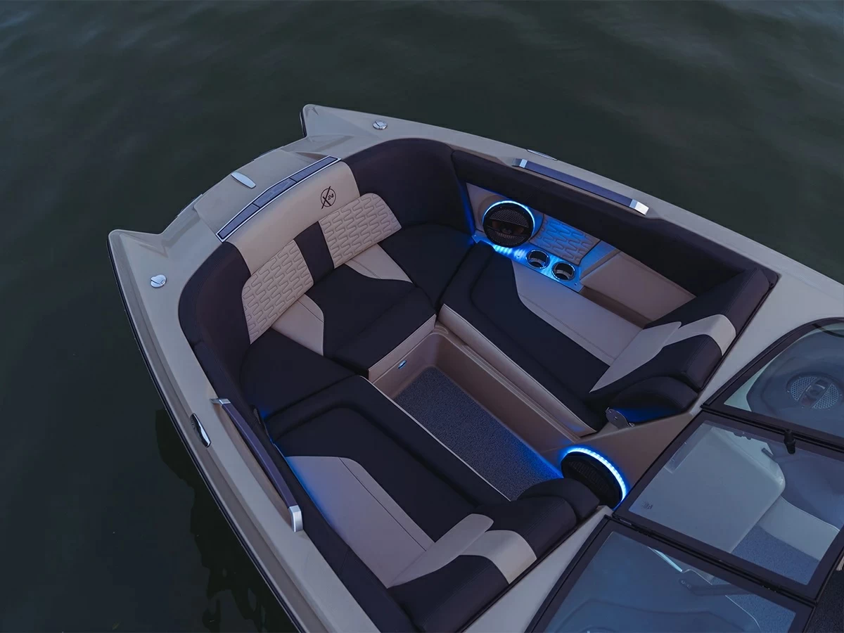 7米的MasterCraft X24滑水游艇